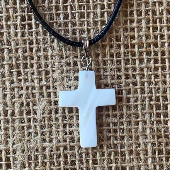 Mother of Pearl Carved Cross Pendant Necklace Vintage MOP Religious Jewelry 20" - Picture 2 of 5